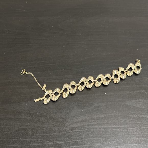 Vintage Gold Tone Monet Mid Century Chunky Link Bracelet with Safety Chain - Picture 4 of 7